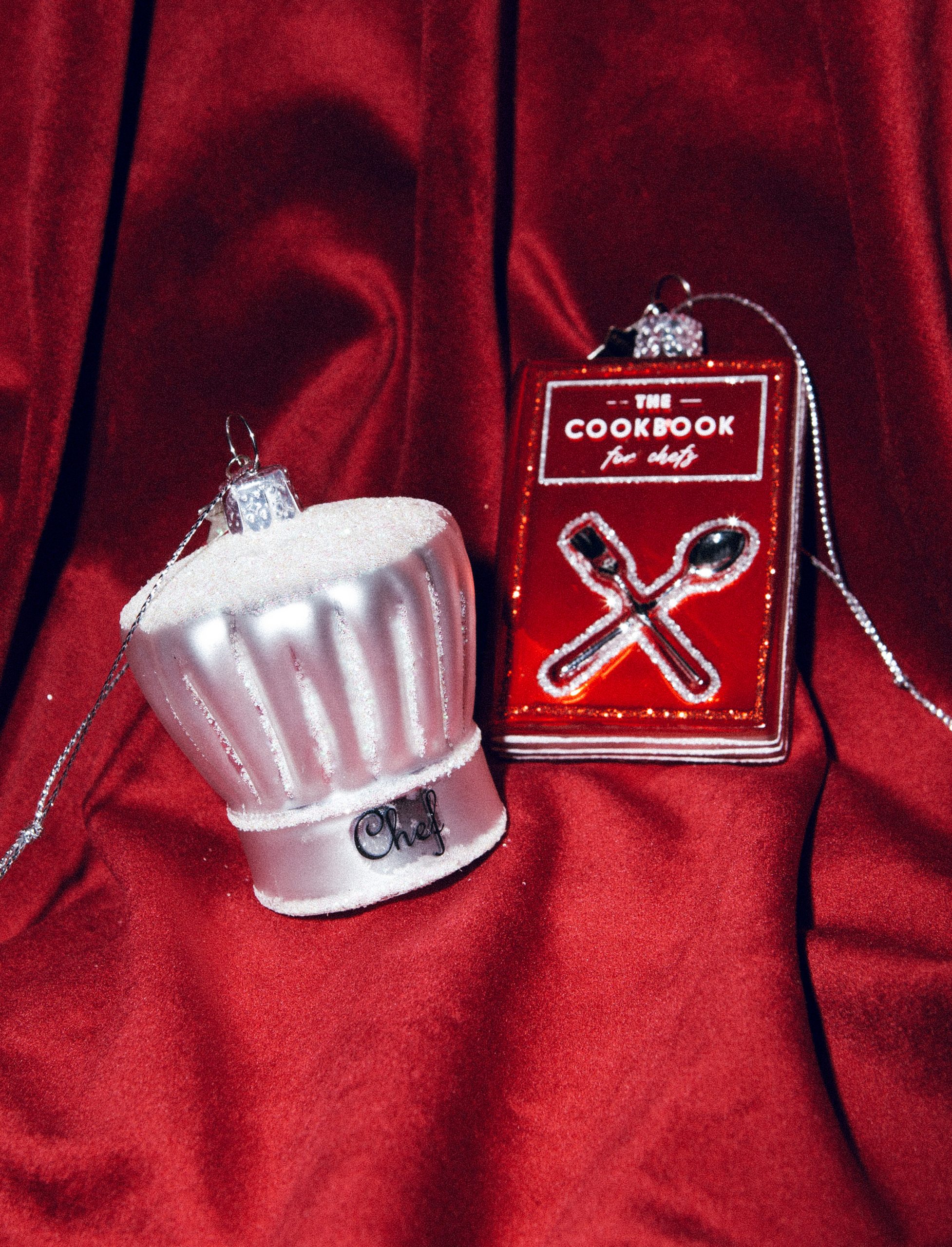 Eglītes rotājums Vondels glass red cooking book H9cm - Image 2