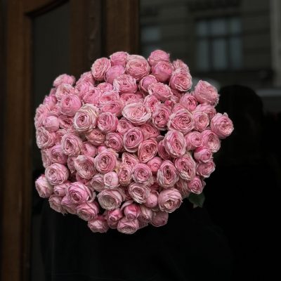 krūmrozes ziedi ar piegādi